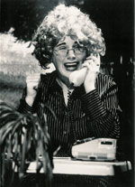 Die Mobbinghexe telefoniert